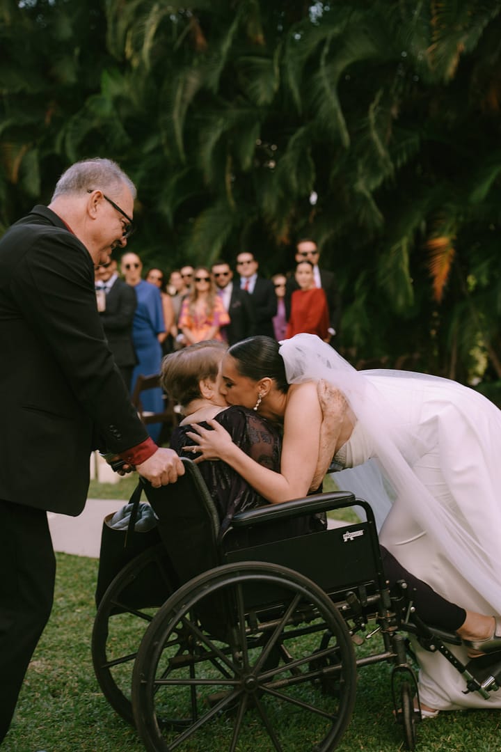 Entre Palmas wedding first kiss moment at golden hour